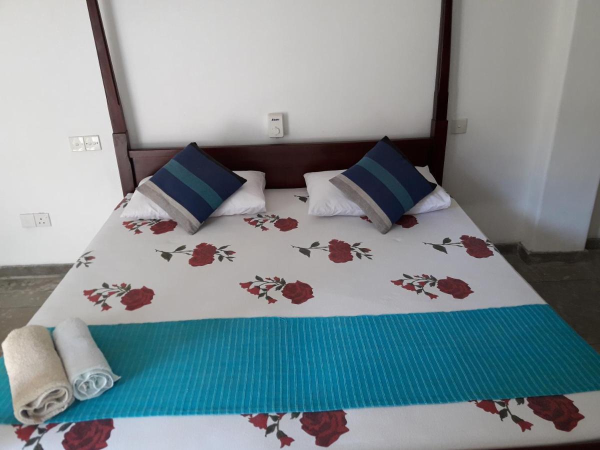 Sea Front Hikkaduwa Appartement Buitenkant foto